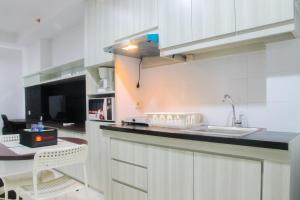 Azalea Suites Cikarang Studio Apartment with Bathtub By Travelio