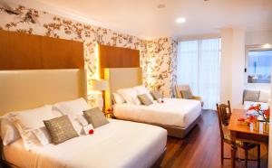 Queen Suite with Sea View with no terrace and two beds room in Augusta Eco Wellness Resort