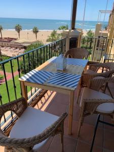 Mirando al mar. Primera linea de playa