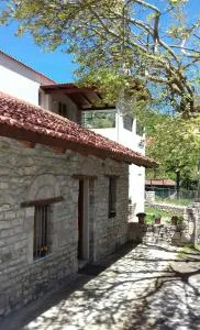 manesi stone built studio - Velimákhion