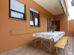 Two-Bedroom Apartment room in Apartments Miranda 1858