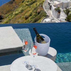 Echoes Luxury Suites Santorini Greece