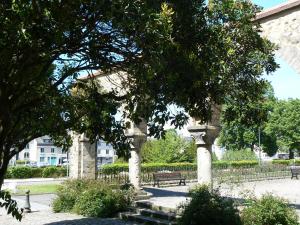 Appartements Logis Muraille Romaine, Centre Historique, Lit queen size : photos des chambres
