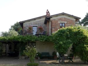 Chata Countryside privacy & views, but within a medieval Tuscan village. Castelmuzio Itálie