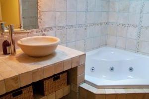 Maisons de vacances Gite Le Galta - Maison entiere tout equipee, 2 chambres, SdB avec bain a remous, terrasse privative : photos des chambres