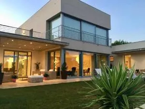 Villa de Lujo en Campo de Golf Peralada - Delfiá