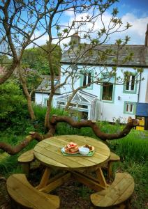 Romantic Quirky Cottage with private garden and parking
