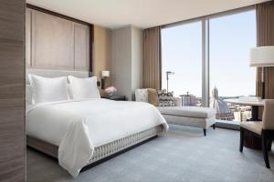 Deluxe King Room with City View room in Four Seasons Hotel One Dalton Street Boston