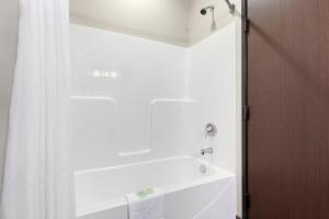 Two Queen Beds with Kitchen room in Inn at Moses Lake