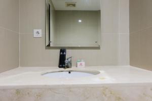 Simply Furnished 1BR at Paramount Skyline Apartment By Travelio