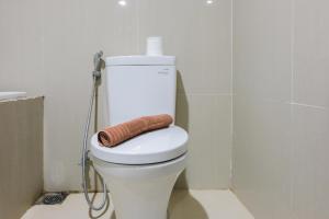 Simply Furnished 1BR at Paramount Skyline Apartment By Travelio