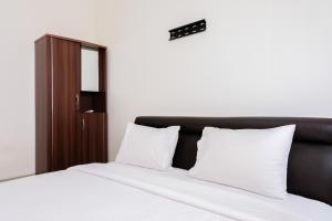 Simply Furnished 1BR at Paramount Skyline Apartment By Travelio