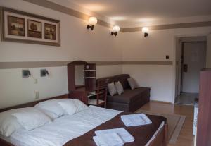 Queen Room with Balcony room in Flóra Panzió