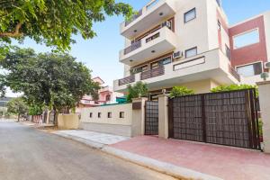 Room in a BnB in Gurgaon, by GuestHouser 8267, Case vacanze - Gurgaon