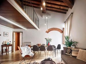 One of a kind Near The Duomo wBalcony Palace Apt