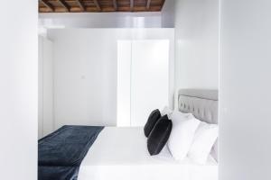 A World Aparts - 104 Frattina