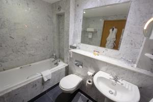 Deluxe Family Room room in Europa Hotel