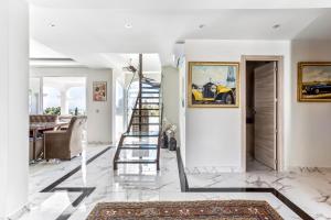 Luxury Villa Marbella with nice garden, Pool and Jacuzzi BY Varenso Holidays