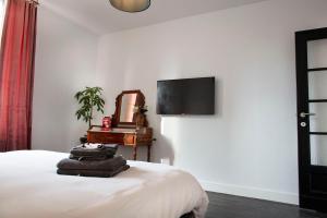 Chic City Apartment I Walk to beach