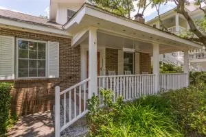 Large and Bright East Beach Home! - 东区