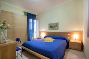 One-Bedroom Apartment room in Posidonia Residence