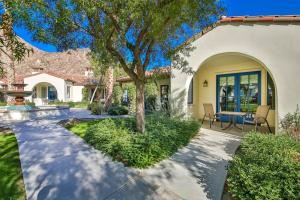 H90 Single Story Townhome Near Beautiful Fountain Condo