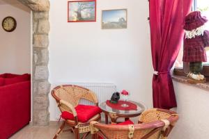 Apartment Doris, Nenadici