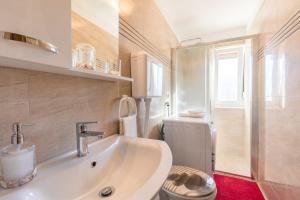 Apartment Doris, Nenadici