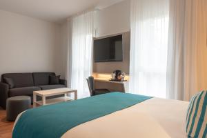 Hotels The Originals City, Hotel Acadine, Pont-Audemer : photos des chambres