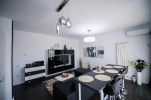 Apartel Black & White