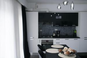 Apartel Black & White