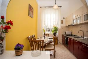 emanuel apartman