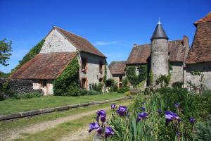 B&B / Chambres d'hotes Chateau Mareuil : Chambre Familiale de Luxe avec Salle de Bains Privative