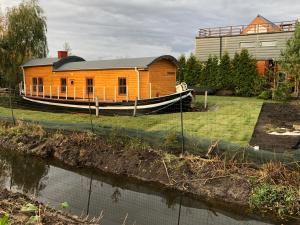 Dutch hausboat "MOLENDIEP" built 1909