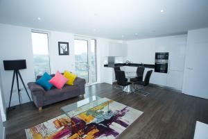 HIGH VIEW TWO BEDROOM APARTMENT IN WOOLWICH