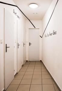 Single Room with Shared Shower and Toilet room in Hostel Eleven