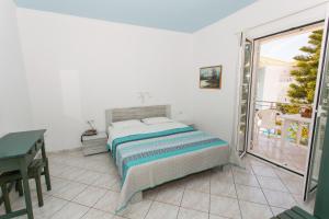 Deluxe Double Room with Side Sea View