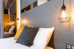 Downtown Luxury Boutique Suites : the yellow suite
