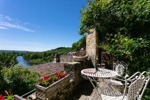 Maisons de vacances Heart of BEYNAC Your typical house with a magical view over river : photos des chambres