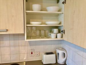 2 Bedrooms Modern Apartment, Lounge, Full Kitchen, Balcony, 5 minutes Stratford Station