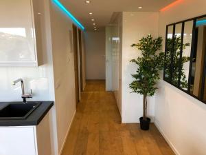 Appartement climatisé refait à neuf - VUE MER Saint-Tropez - Piscine- 50m plage