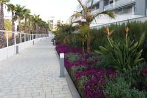 Apartamento en primera línea de playa, con piscina y garaje en Torrox Costa