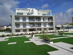 Apartamento en primera línea de playa, con piscina y garaje en Torrox Costa - Torrox