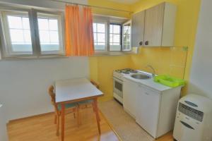Sunny apartment with free private parking