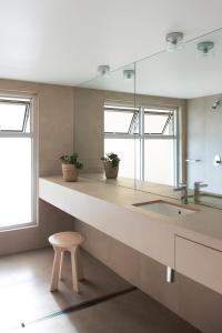 Hastings Park: Luxury Penthouse, Private Pool & Views