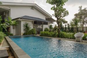 RedDoorz Plus near Exit Toll Puncak 2