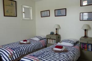 B&B / Chambres d'hotes La Passerose jardin clos 300mplage la Couarde sur mer : photos des chambres