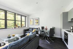 homely - Watford Premier Apartments (Warner Bros Studio)