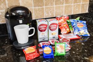 City Retreat, Spacious 4 Bed House, Games Room, Parking, Hot Tub & BBQ