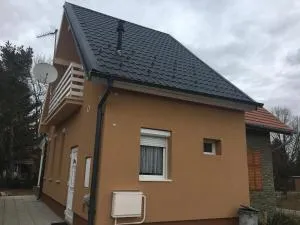 Pesti Apartmanház - Lócs